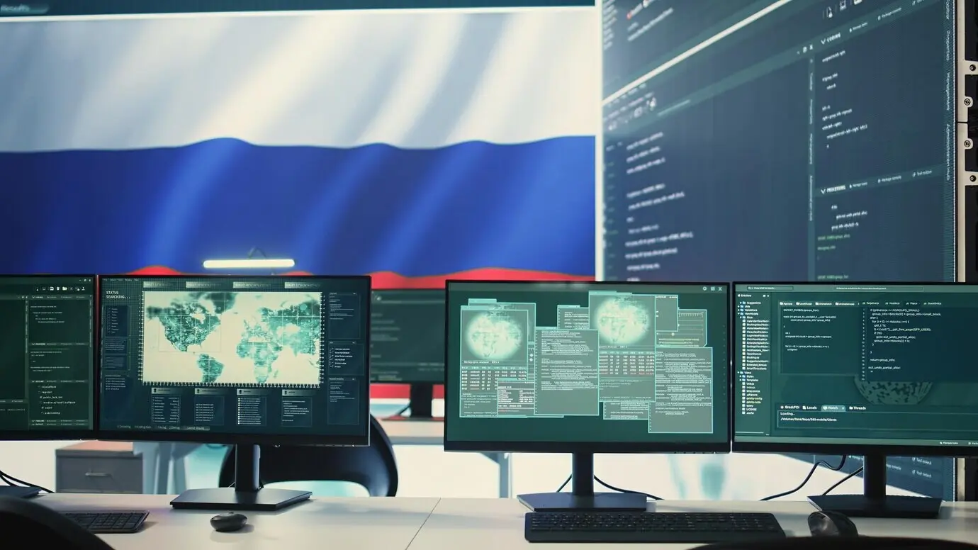 Пустая правительственная хакерская комната с российским флагом.