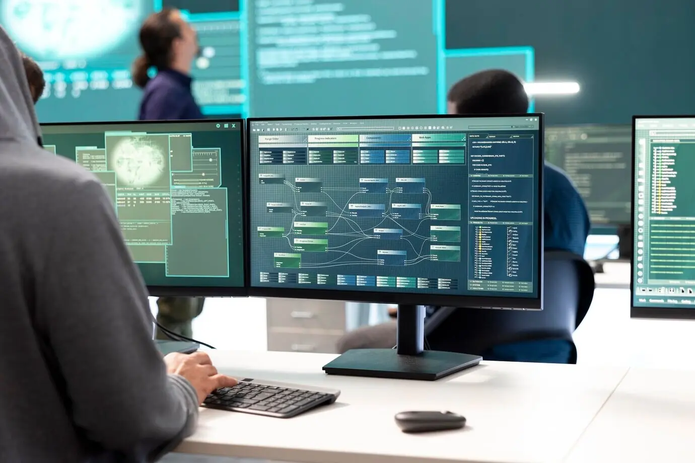 Эксперты по кибербезопасности, работающие над обнаружением шпионского и вредоносного ПО.