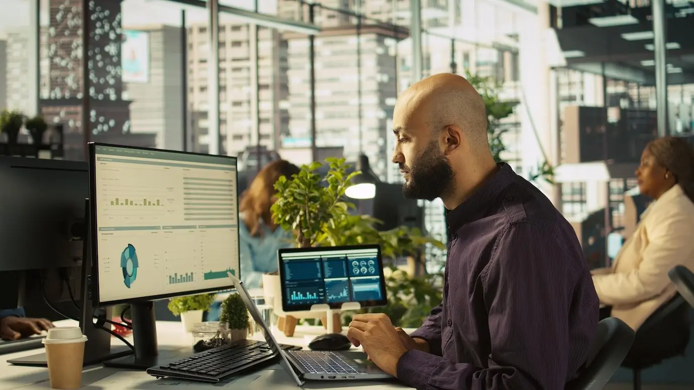 Весёлый бухгалтер на работе, счастлив после завершения проверки деловых документов.