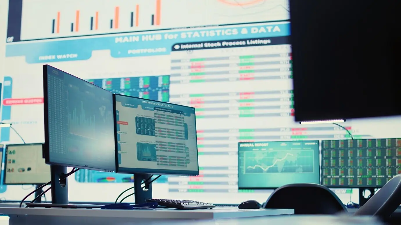 Пустые рабочие места бизнес-корпорации в современном зале заседаний.